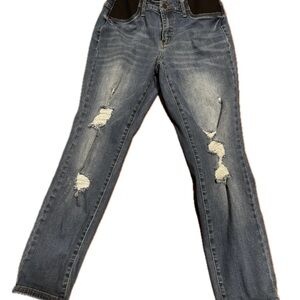 Judy Blue Bloom Maternity
Destroyed Boyfriend Denim Mid Rise/Boyfriend Fit 5/27